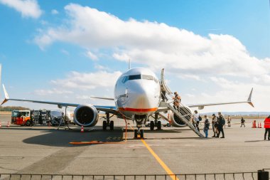 Fransa. Paris mi? 03.10.2022. Havaalanında vızıldayan uçak. Uçak kalkışa hazırlanıyor. İnsanlar iniyor.