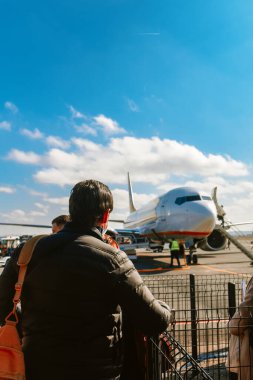 Fransa. Paris mi? 03.10.2022. Havaalanında vızıldayan uçak. Uçak kalkışa hazırlanıyor. İnsanlar iniyor.