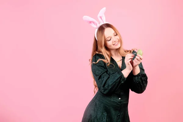 Una Hermosa Chica Con Orejas Conejo Pinta Huevos Pascua Sobre —  Fotos de Stock