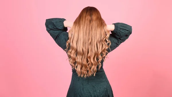 Meisje Een Roze Achtergrond Met Prachtig Lang Haar Haarverzorging Brunette — Stockfoto