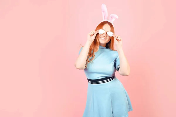 Modelo Con Orejas Conejo Sobre Fondo Rosa Sosteniendo Huevos Pascua —  Fotos de Stock