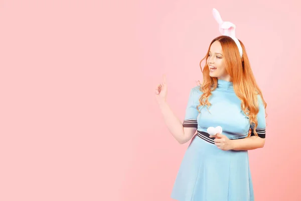 Una Chica Con Pelo Rojo Vestido Azul Orejas Conejo Pascua —  Fotos de Stock
