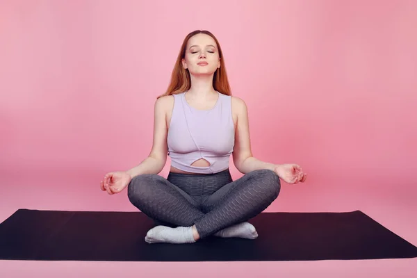 Mooi Lichaam Positief Meisje Een Roze Achtergrond Een Trainingspak Gaat — Stockfoto