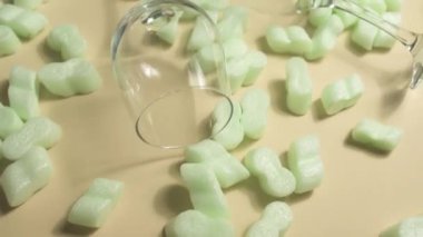 Paketler için strafor granüler ambalaj doldurucu, koruyucu ambalaj. Cam koruma, sterilize bardaklar. Yeşil ambalaj