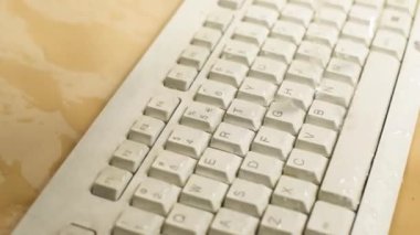 Suda klavye, su geçirmez klavye, bilgisayara dökülen su. Klavyeyi sıvıyla doldurdum.