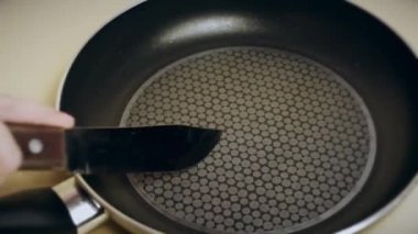 non-stick coating, how to choose a good pan. The knife scratches the pan.