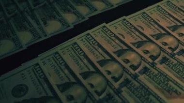 Bir sürü para, 100 banknotluk banknotlar halinde dolar. Masada milyonlar yatıyor, zengin..