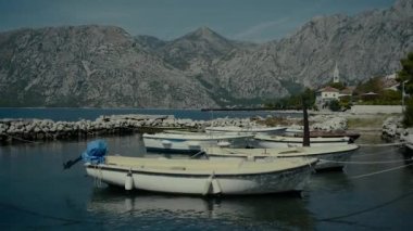 Doğanın karanlık atmosferik resmi. Karadağ dağları, sudaki tekneler. Yağmurdan önce hava, şık. 