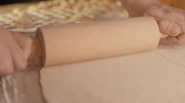 Ev yapımı hamur köftesi yapıyorum. Merdane hamur, un ve mantı ya da mantı için bir kalıp çıkarır. Ev yemeği. Mangır akıyor..