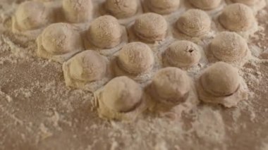 Ev yapımı hamur köftesi yapıyorum. Merdane hamur, un ve mantı ya da mantı için bir kalıp çıkarır. Ev yemeği. Mangır akıyor..