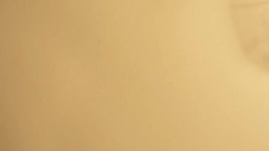 Arka planda bir kadeh şarap yuvarlanıyor, şarap temalı, çıplak arka planda cam..