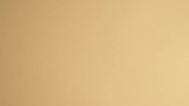 Arka planda bir kadeh şarap yuvarlanıyor, şarap temalı, çıplak arka planda cam..