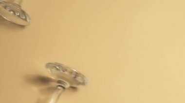 Arka planda bir kadeh şarap yuvarlanıyor, şarap temalı, çıplak arka planda cam..