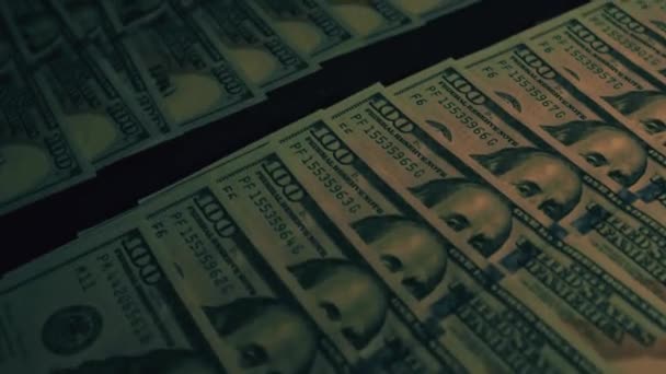 Πολλά Λεφτά Δολάρια Χαρτονομίσματα Των 100 Εκατομμύρια Βρίσκονται Στο Τραπέζι — Αρχείο Βίντεο