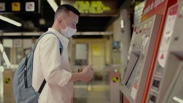 Man Buys Subway Ticket Ticket Machine Spain — Videoclip de stoc