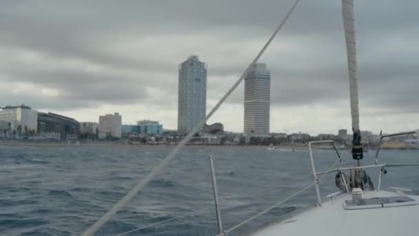 Plachtění Plachetnici Krásné Proti Obloze Příď Jachty Vznáší Otevřeném Oceánu — Stock video