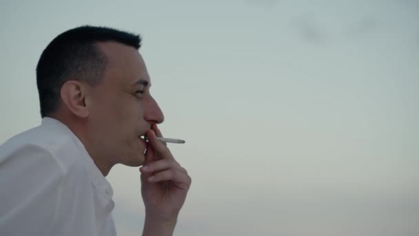 Ένας Άντρας Καπνίζει Αργή Κίνηση Φόντο Την Παραλία Και Καθαρό — Αρχείο Βίντεο