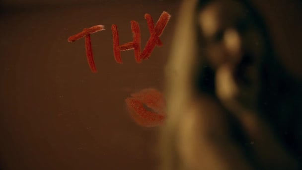 Het Meisje Schrijft Een Briefje Spiegel Met Rode Lippenstift Hou — Stockvideo