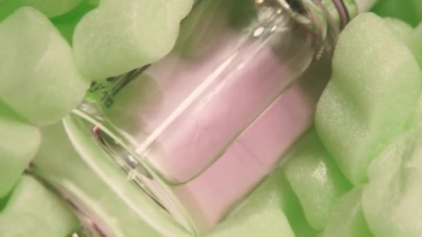 小包用発泡スチロール粒状包装フィラー 保護包装 ガラスの香水の保護 滅菌ガラス グリーンパッケージ — ストック動画