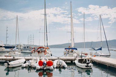 Karadağ. Tivat. Güneşli bir günde 05.16.2022 Rıhtım, tekneler ve yatlar, su yolculuğu