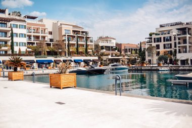 Karadağ. Tivat. 05/16/2022 . Deniz kenarındaki muhteşem güzel yerler, palmiye ağaçları, botlar, restoranlar ve deniz kenarında dinlenme.