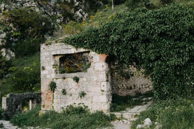 Karadağ. Kotor. 16.05.2020 San Giovanni kale manzaralı Kotor Dağı Merdiveni 'nden Kotor şehrinin manzarası. Dağlar deniz ve körfez.
