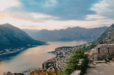 Karadağ. Kotor. 16.05.2020 San Giovanni kale manzaralı Kotor Dağı Merdiveni 'nden Kotor şehrinin manzarası. Dağlar deniz ve körfez.