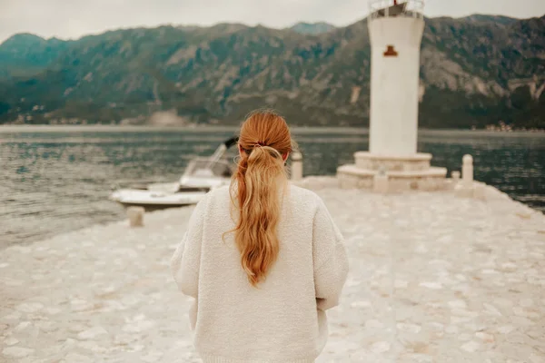 Una Chica Elegante Cálido Traje Blanco Camina Por Isla Cerca — Foto de Stock