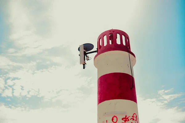 Foto Eines Rot Weißen Leuchtturms Gegen Den Himmel — Stockfoto