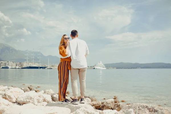 Een Paar Wandelingen Langs Het Strand Tegen Achtergrond Van Zee — Stockfoto