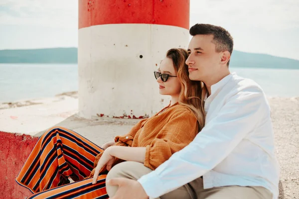 Пара Сидить Біля Маяка Пляжі Тлі Моря Гір Кохання Відпустці — стокове фото