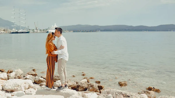 Ein Paar Spaziert Strand Vor Dem Hintergrund Des Meeres Und — Stockfoto