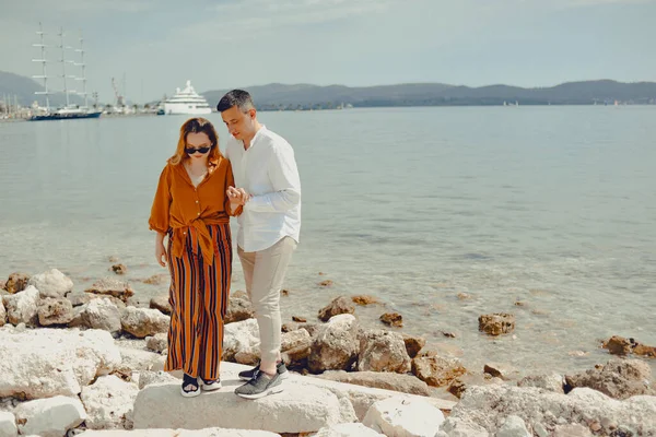 Een Paar Wandelingen Langs Het Strand Tegen Achtergrond Van Zee — Stockfoto