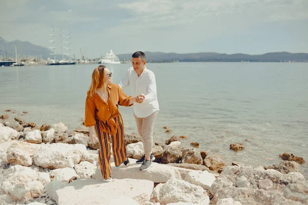 Пара Прогулюється Вздовж Пляжу Тлі Моря Гір Подорож Закоханих Любов — стокове фото