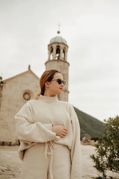 Egy Lány Napszemüvegben Fehér Öltönyben Sétál Szigeten Utazás Montenegró Boka — Stock Fotó