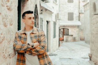 Eski şehrin arka planında bir adamın portresi. İnsan Avrupa 'da seyahat eder