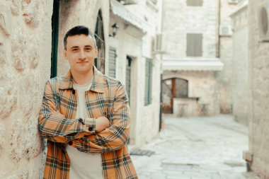 Eski şehrin arka planında bir adamın portresi. İnsan Avrupa 'da seyahat eder