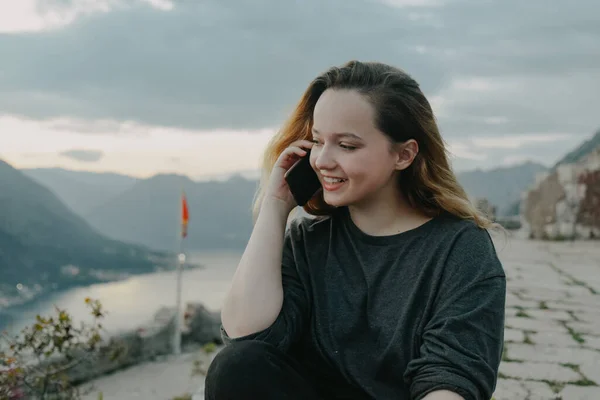 Vrouw Top Van Berg Uitzicht Stad Zee Het Meisje Heeft — Stockfoto