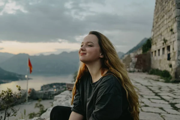 Vrouw Top Van Berg Uitzicht Stad Zee Het Meisje Kijkt — Stockfoto