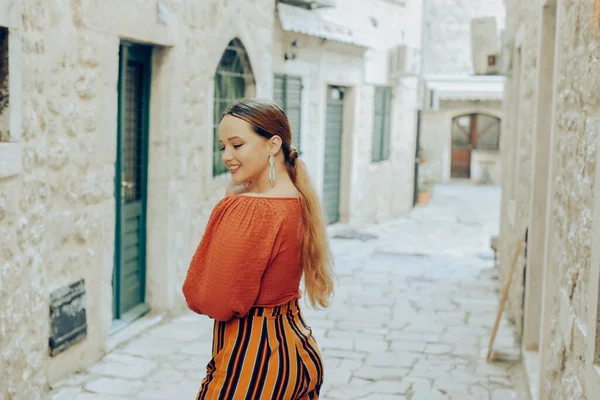 Schöne Stilvolle Mädchen Mit Langen Ohrringen Trägt Einen Orangefarbenen Anzug — Stockfoto