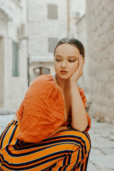 Uma Mulher Senta Rua Cidade Velha Posa Menina Elegante Bonita — Fotografia de Stock