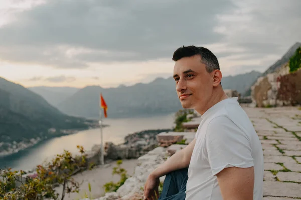 Ένας Άντρας Στην Κορυφή Ενός Βουνού Στο Μαυροβούνιο Κότορ Τύπος — Φωτογραφία Αρχείου