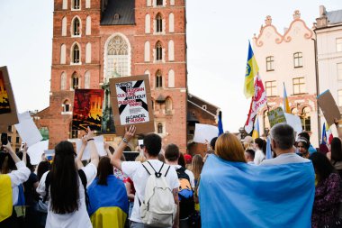 Krakow. Polonya. 25.06.2022 Uluslararası Barış Yürüyüşü. Ukraynalılar savunucuları Azovstal 'dan salmak istiyor. Ukrayna 'da savaş. Ukrayna 'da kal.