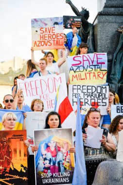 Krakow. Polonya. 25.06.2022 Uluslararası Barış Yürüyüşü. Ukraynalılar savunucuları Azovstal 'dan salmak istiyor. Ukrayna 'da savaş. Ukrayna 'da kal.