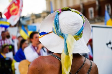 Krakow. Polonya. 25.06.2022 Uluslararası Barış Yürüyüşü. Ukraynalılar savunucuları Azovstal 'dan salmak istiyor. Ukrayna 'da savaş. Ukrayna 'da kal.