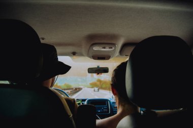 Arabayla yolculuklar, yoldaki yolcu koltuğundan manzara. Macera, eğlence.