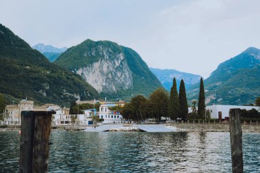  Riva del Garda. Güzellik ve tatil, yaz günü, seyahat. Su ve göl doğanın güzelliği, rahatlama.