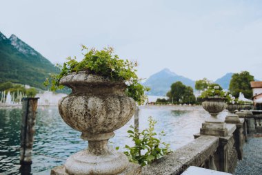  Riva del Garda. Güzellik ve tatil, yaz günü, seyahat. Su ve göl doğanın güzelliği, rahatlama.