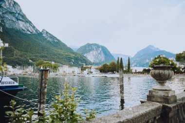  Riva del Garda. Güzellik ve tatil, yaz günü, seyahat. Su ve göl doğanın güzelliği, rahatlama.