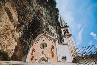 İtalya, Spiazzi 09.07.2022 Santuario Bazilika Madonna della Corona. Dağın tepesindeki kiliseye giden yol.